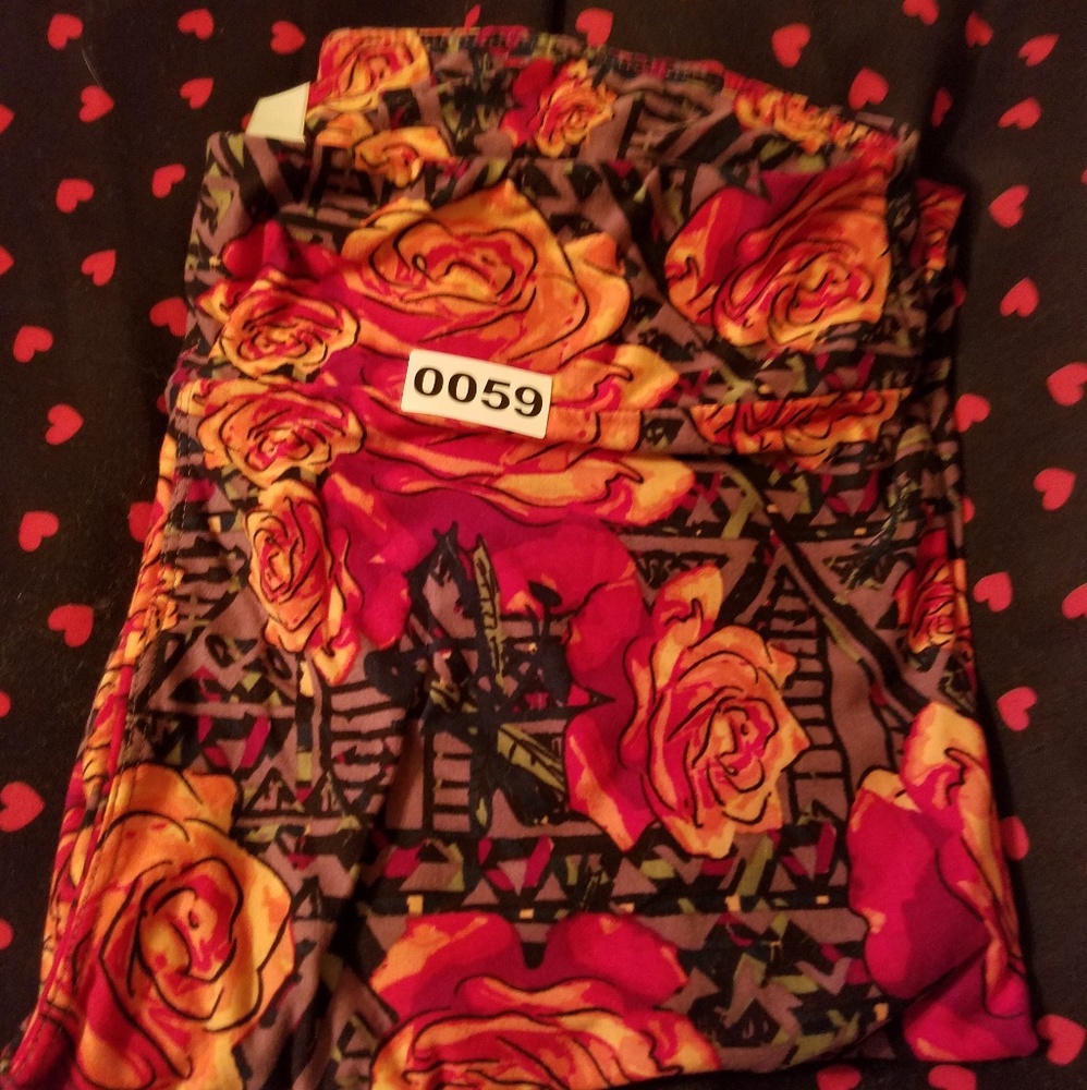 Lularoe Roses Vintage Valentine's TC leggings